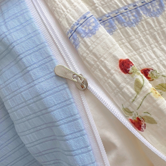 91家纺网 家纺一手货源 找家纺 王朝国际 2025新款直播热款有氧提花有氧双层纱碎花单被套 蕾丝草莓