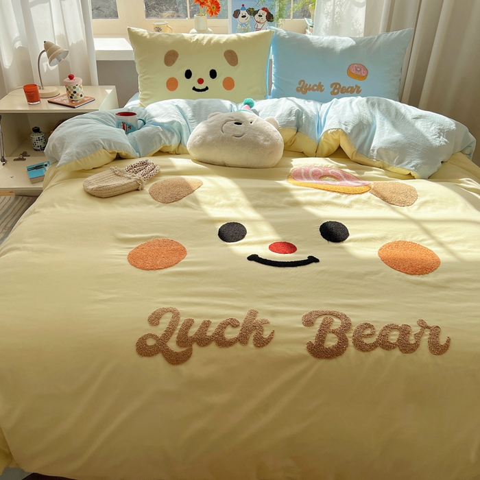 91家纺网 家纺一手货源 找家纺 顾里家纺 2025新款甜系表情包云朵棉毛巾绣四件套 幸运熊