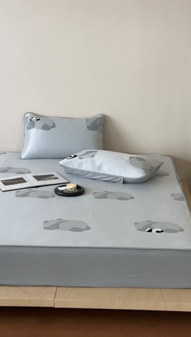 91家纺网 家纺一手货源 找家纺 2025新款抗菌防螨熊猫系列毛巾绣提花冰丝养生席-终版 熊猫高升 床笠