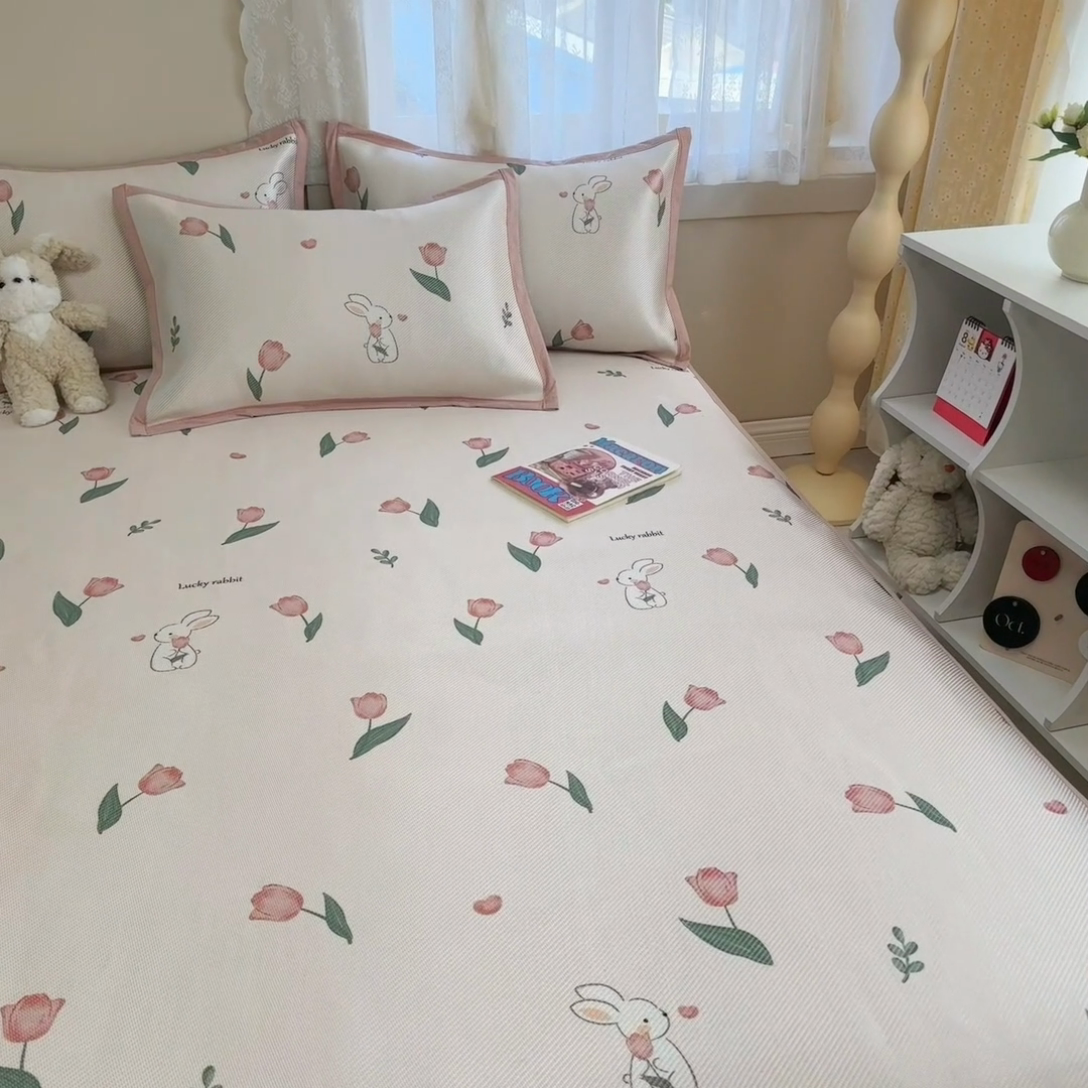 91家纺网 家纺一手货源 找家纺 典曼家纺 2025新款600D数码印花冰藤席席子凉席-床席款 花田小兔