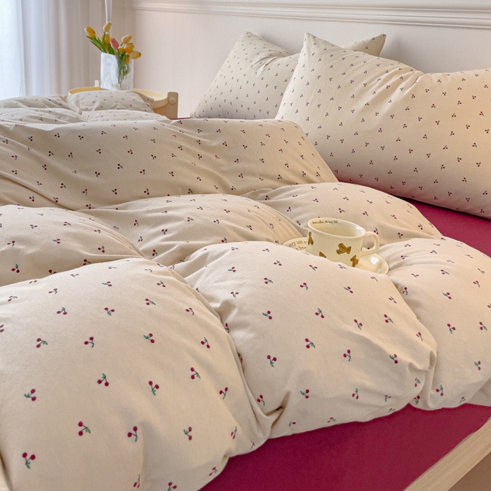 91家纺网 家纺一手货源 找家纺 伊嫚家居 新款日式新品全棉针织棉A类活性印花四件套天竺棉小碎花复古亲肤被罩床笠款套件 恋恋小樱桃