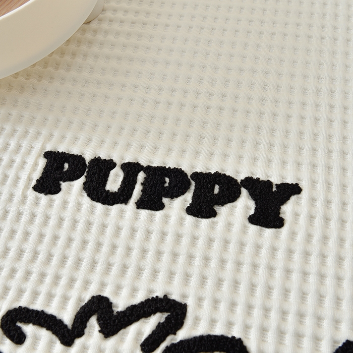 91家纺网 家纺一手货源 找家纺 炫拼  2025新款A类凉豆豆华夫格卡通绣花床笠款三件套 随意的狗