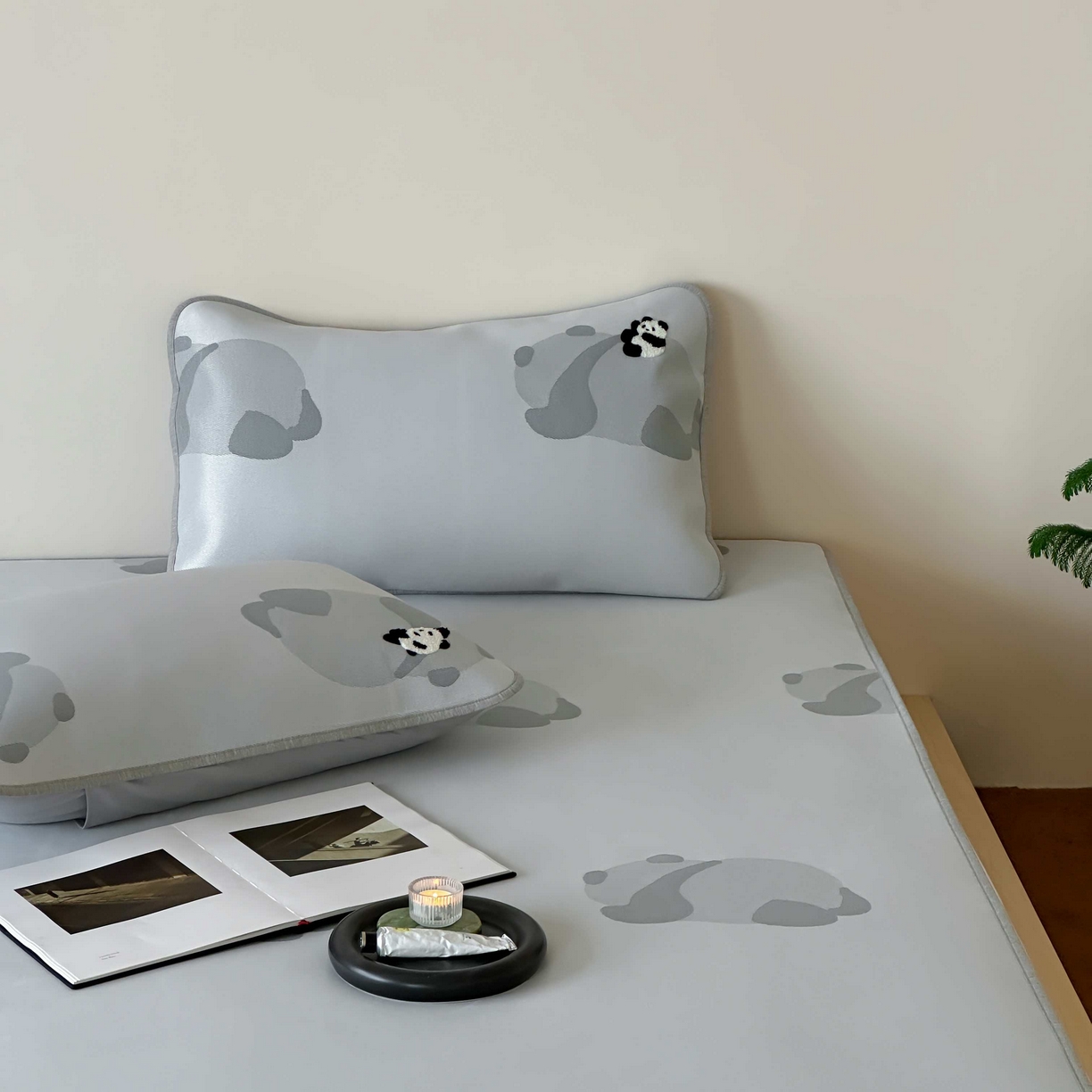 91家纺网 家纺一手货源 找家纺 2025新款抗菌防螨熊猫系列毛巾绣提花冰丝养生席-终版 熊猫躺赢 床席