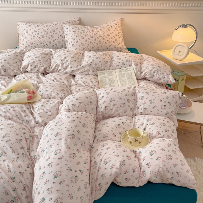 91家纺网 家纺一手货源 找家纺 伊嫚家居 新款日式新品全棉针织棉A类活性印花四件套天竺棉小碎花复古亲肤被罩床笠款套件 海棠粉香妃