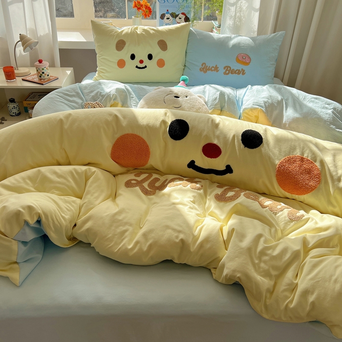 91家纺网 家纺一手货源 找家纺 顾里家纺 2025新款甜系表情包云朵棉毛巾绣四件套 幸运熊