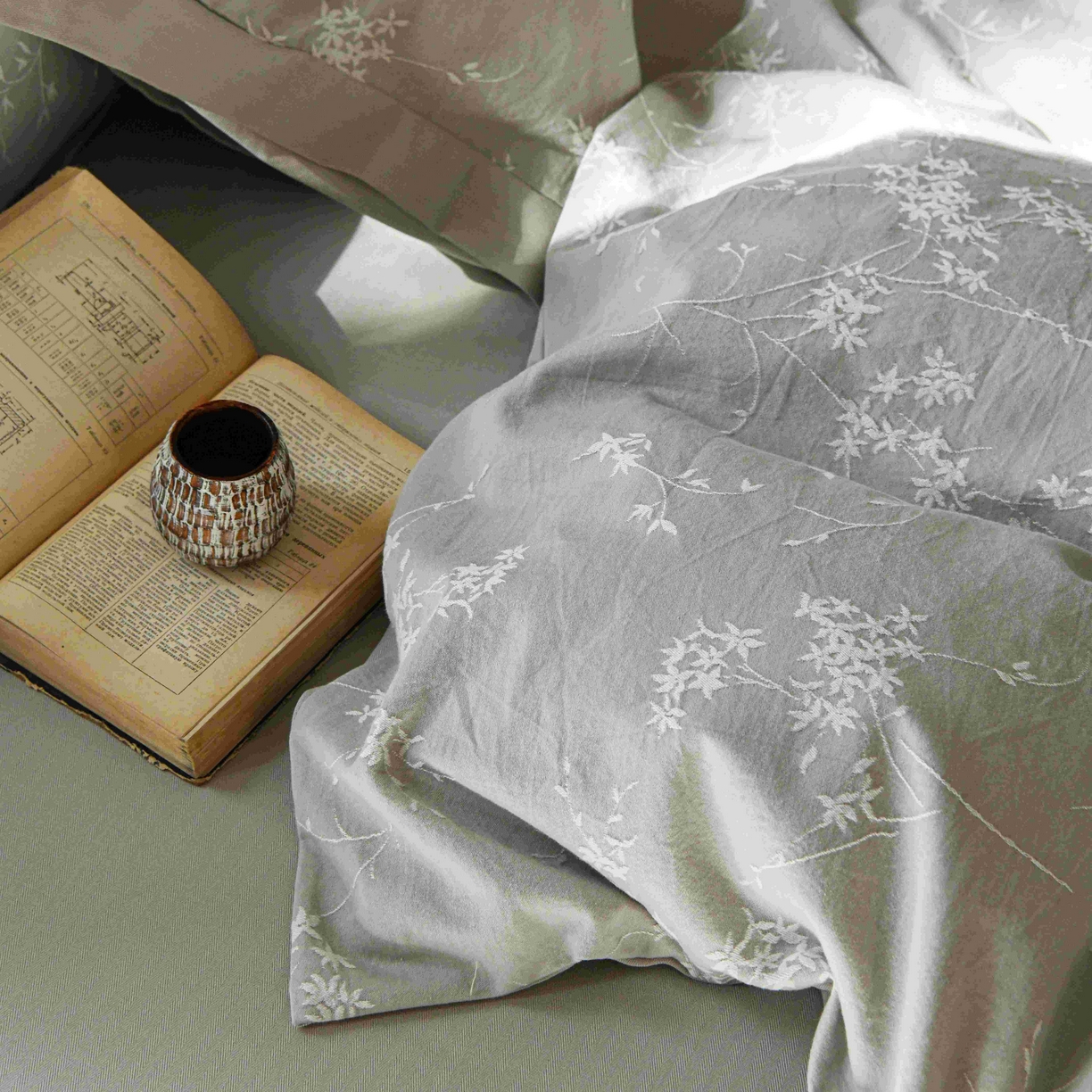 91家纺网 家纺一手货源 找家纺 云上 2025全棉提花床品系列·风铃 风铃-灰