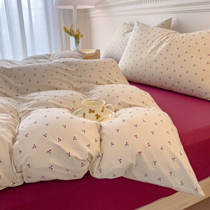 91家纺网 家纺一手货源 找家纺 伊嫚家居 新款日式新品全棉针织棉A类活性印花四件套天竺棉小碎花复古亲肤被罩床笠款套件 恋恋小樱桃