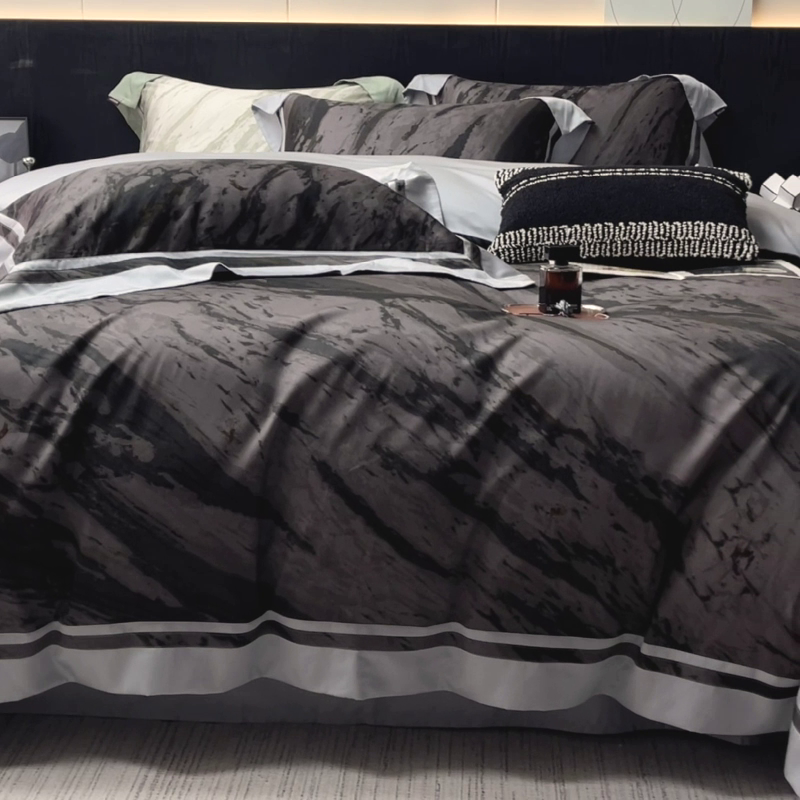 91家纺网 家纺一手货源 找家纺 A类母婴级天丝棉夹棉床盖床笠四件套全棉纯棉纯色长绒棉真丝保护罩高级感印花床上用品 布里奇-灰