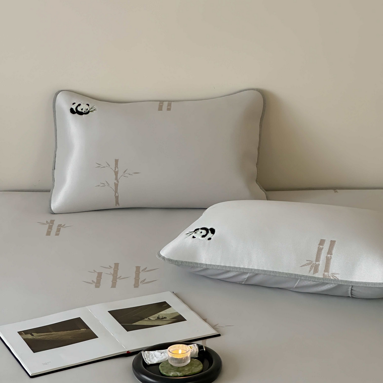 91家纺网 家纺一手货源 找家纺 2025新款抗菌防螨熊猫系列毛巾绣提花冰丝养生席-终版 熊猫高升 床笠