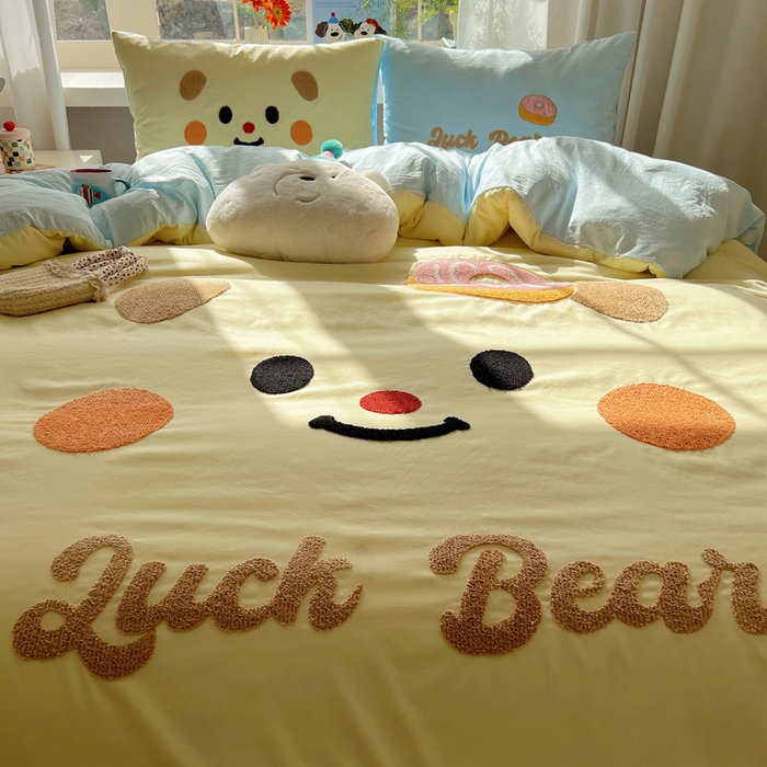 91家纺网 家纺一手货源 找家纺 顾里家纺 2025新款甜系表情包云朵棉毛巾绣四件套 幸运熊