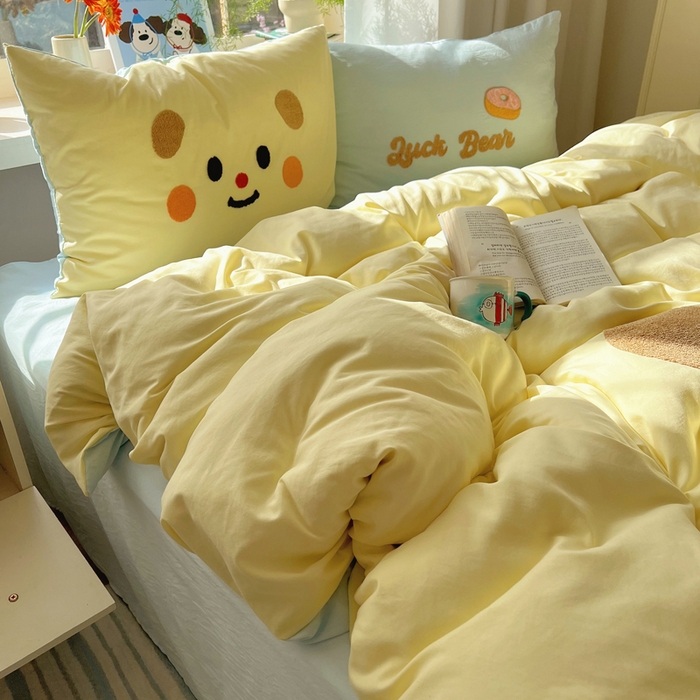 91家纺网 家纺一手货源 找家纺 顾里家纺 2025新款甜系表情包云朵棉毛巾绣四件套 幸运熊