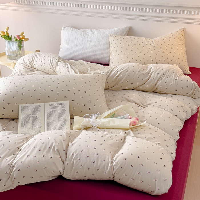 91家纺网 家纺一手货源 找家纺 伊嫚家居 新款日式新品全棉针织棉A类活性印花四件套天竺棉小碎花复古亲肤被罩床笠款套件 恋恋小樱桃