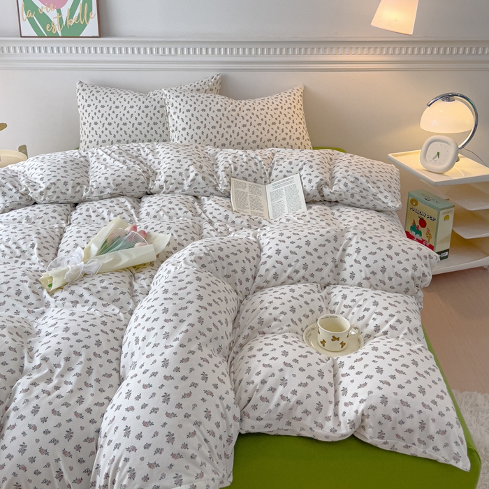 91家纺网 家纺一手货源 找家纺 伊嫚家居 新款日式新品全棉针织棉A类活性印花四件套天竺棉小碎花复古亲肤被罩床笠款套件 栀子花初恋