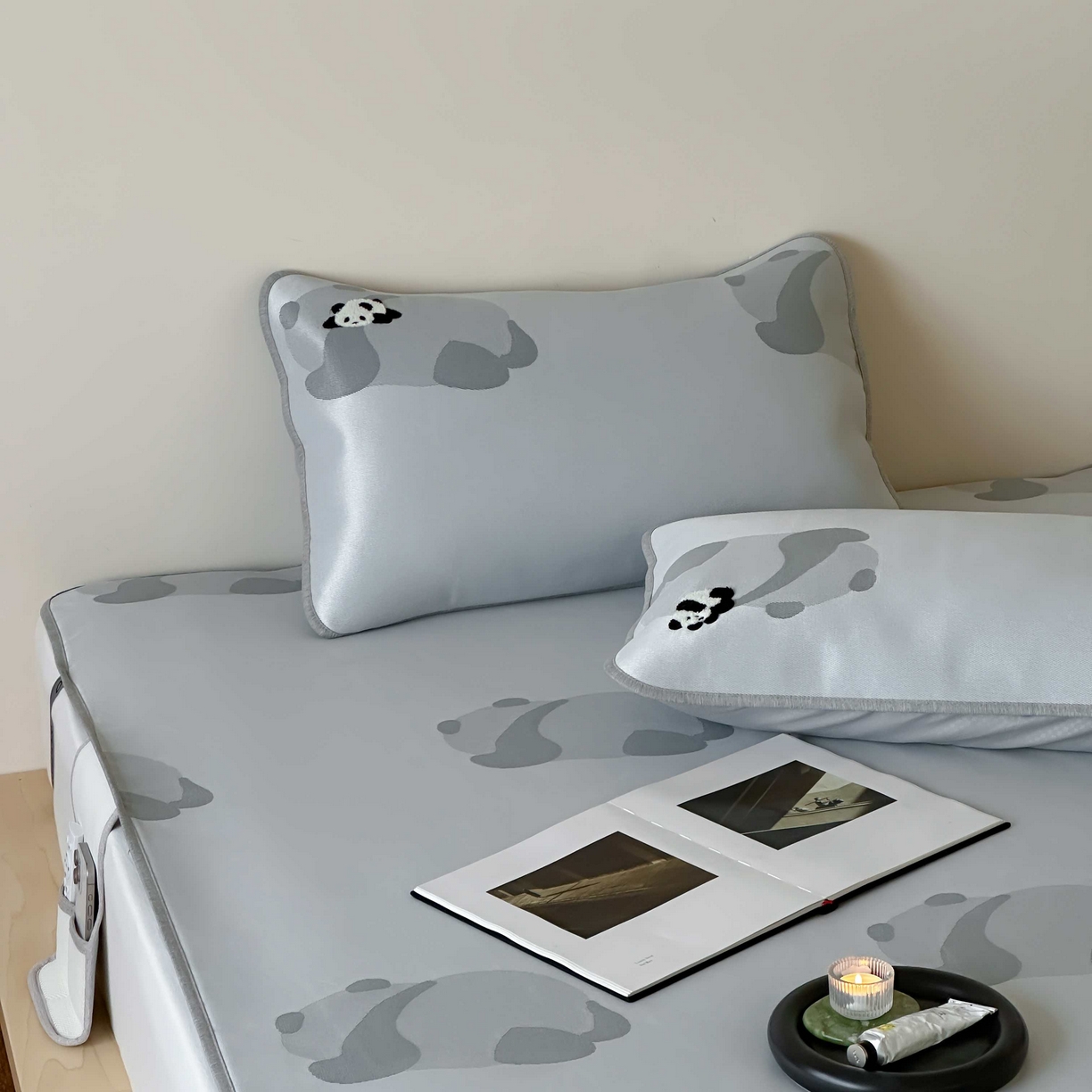 91家纺网 家纺一手货源 找家纺 2025新款抗菌防螨熊猫系列毛巾绣提花冰丝养生席-终版 熊猫躺赢 床席