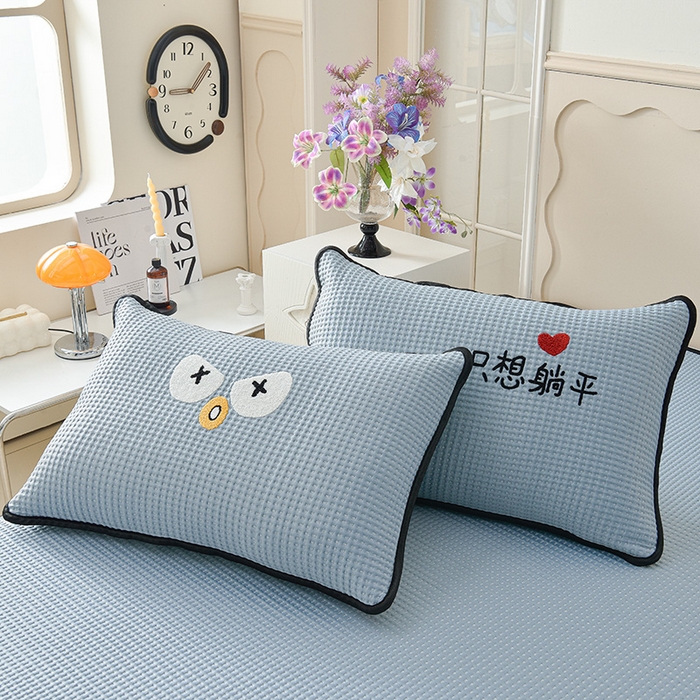 91家纺网 家纺一手货源 找家纺 炫拼  2025新款A类凉豆豆华夫格卡通绣花床笠款三件套 躺平企鹅