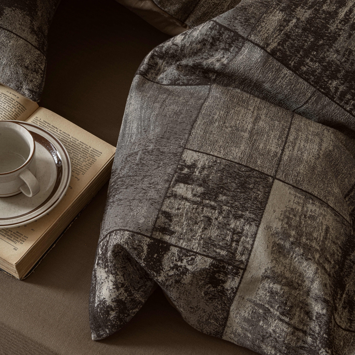 91家纺网 家纺一手货源 找家纺 云上 2025全棉色织大提花床品·侘寂空间   空间-金