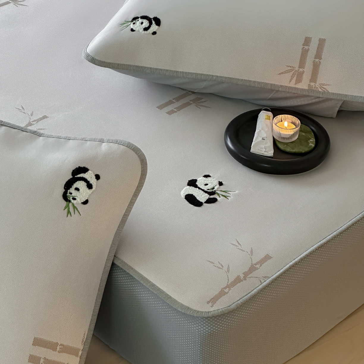 91家纺网 家纺一手货源 找家纺 2025新款抗菌防螨熊猫系列毛巾绣提花冰丝养生席-终版 熊猫高升 床笠