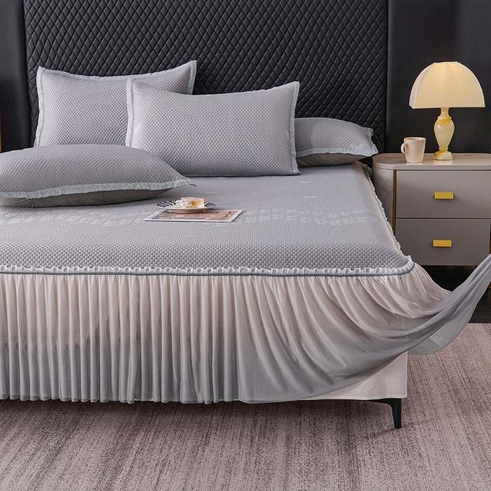 91家纺网 家纺一手货源 找家纺 尚品凤凰2025新款凉感床裙渐变色豆豆席床裙凉席直角席 凉席席子 爱心床裙  灰色