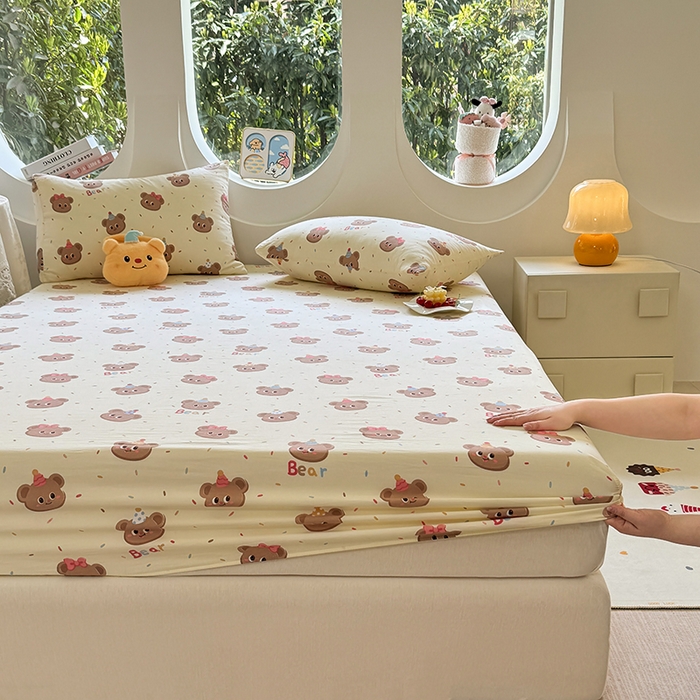 91家纺网 家纺一手货源 找家纺 十一家居 2025新款ins韩系卡通印花亲肤水洗棉床笠 奶芙小熊