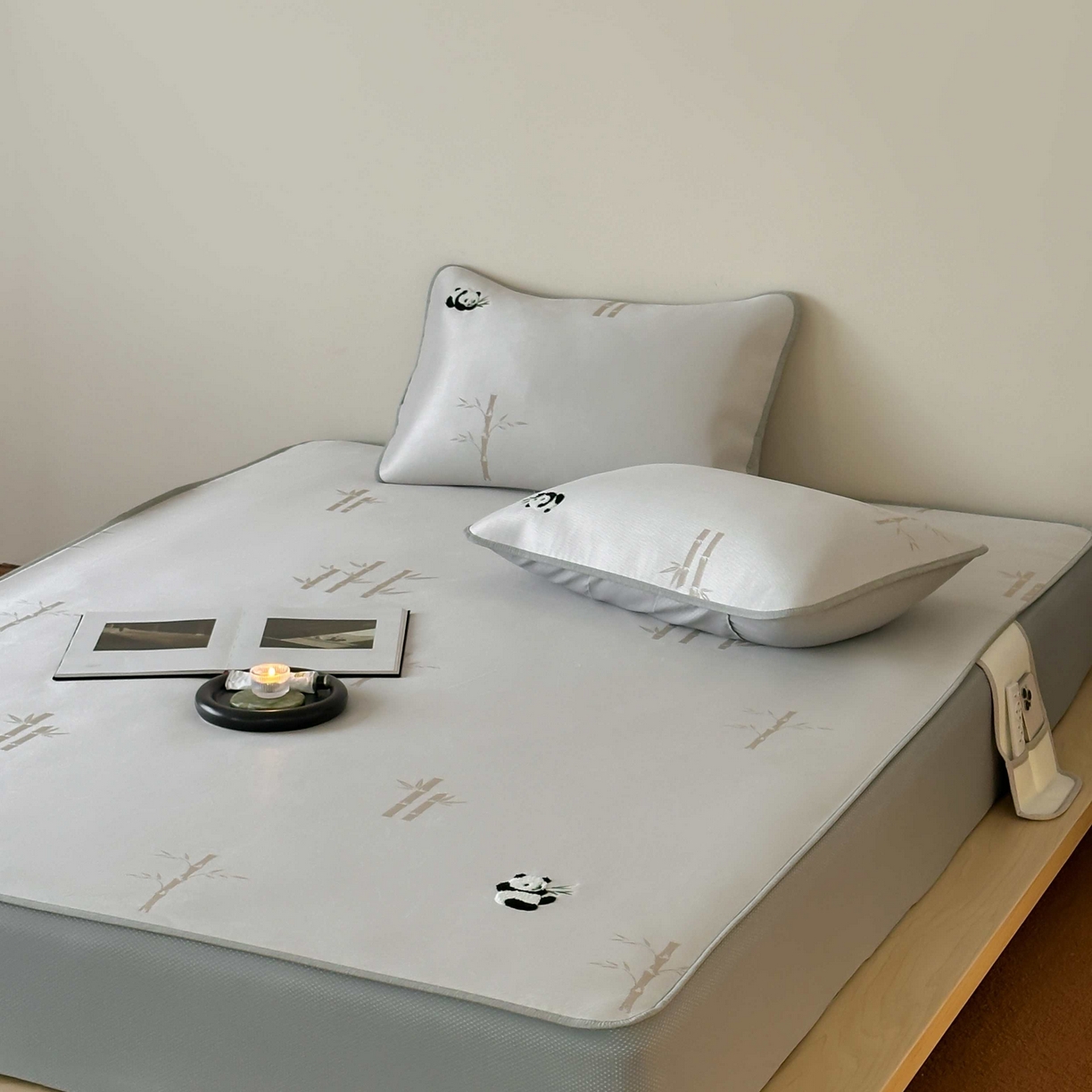 91家纺网 家纺一手货源 找家纺 2025新款抗菌防螨熊猫系列毛巾绣提花冰丝养生席-终版 熊猫高升 床笠