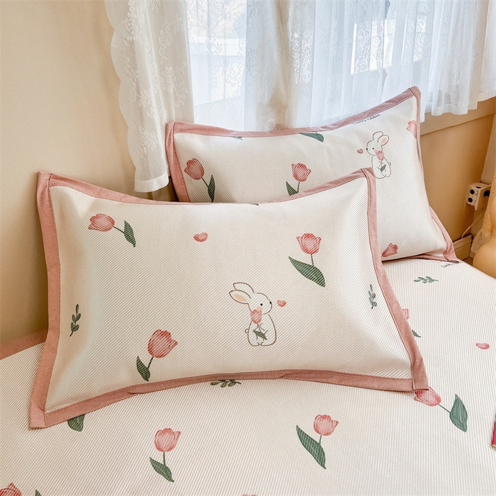 91家纺网 家纺一手货源 找家纺 典曼家纺 2025新款600D数码印花冰藤席席子凉席-床席款 花田小兔