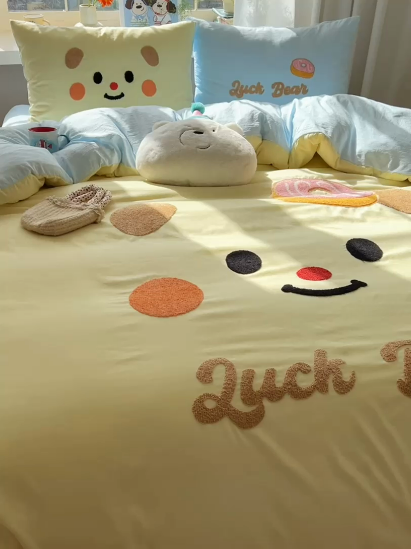 91家纺网 家纺一手货源 找家纺 顾里家纺 2025新款甜系表情包云朵棉毛巾绣四件套 幸运熊