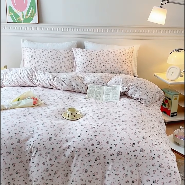 91家纺网 家纺一手货源 找家纺 伊嫚家居 新款日式新品全棉针织棉A类活性印花四件套天竺棉小碎花复古亲肤被罩床笠款套件 海棠粉香妃