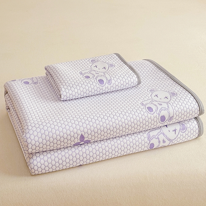 91家纺网 家纺一手货源 找家纺 雪鲨家纺  2025新款凉感冰豆豆凉席凉豆豆三件套冰丝提花软席PE 小熊紫