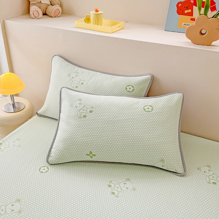 91家纺网 家纺一手货源 找家纺 雪鲨家纺  2025新款凉感冰豆豆凉席凉豆豆三件套冰丝提花软席PE 小熊绿