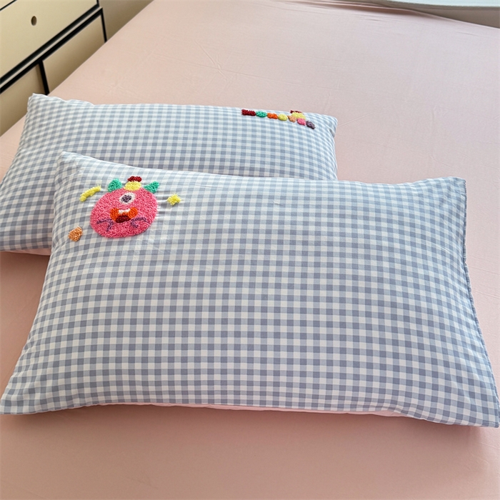 91家纺网 家纺一手货源 找家纺 多品 2025春夏新款水洗棉毛巾绣卡通系列被套单件-单被套 格子怪兽