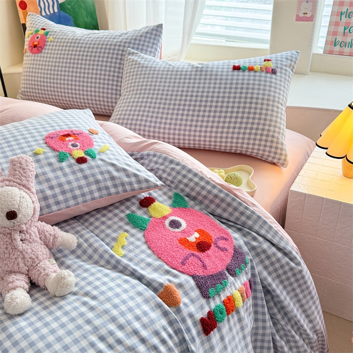 91家纺网 家纺一手货源 找家纺 多品 2025春夏新款水洗棉毛巾绣卡通系列四件套-系列二 格子怪兽