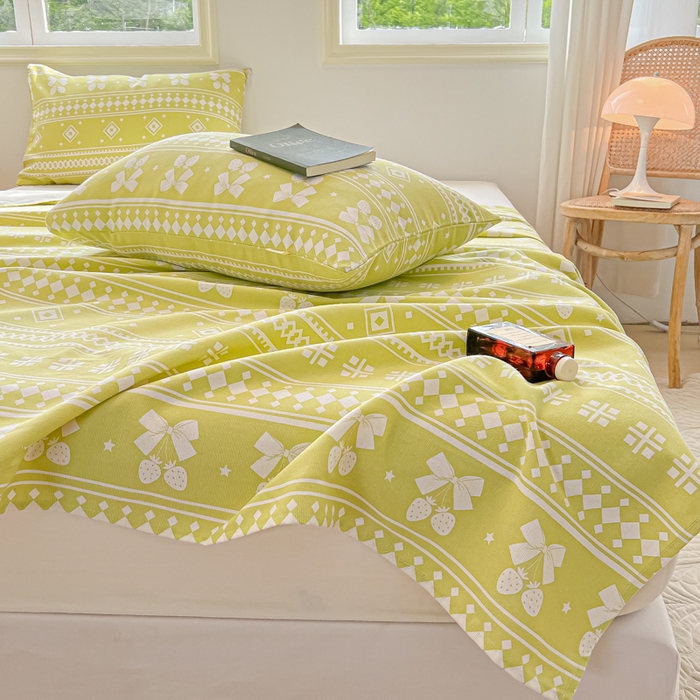 91家纺网 家纺一手货源 找家纺 爱彼家纺 2025新款热门卡通条纹原棉老粗布凉席床单 草莓格绿