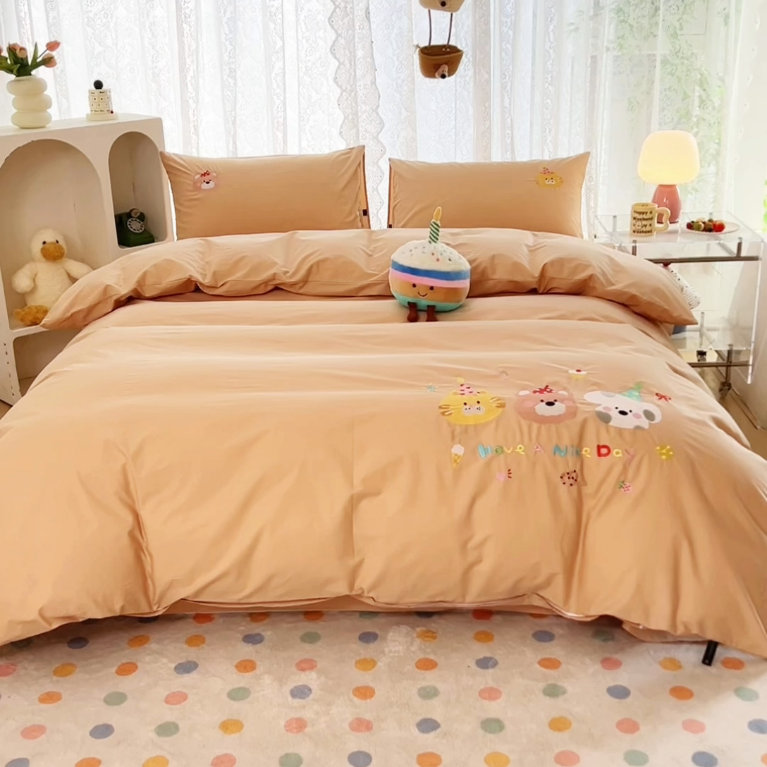 91家纺网 家纺一手货源 找家纺 曼町家居 2025春夏新款40支全棉纯棉水洗棉刺绣四件套 萌趣熊抱-浅纱色