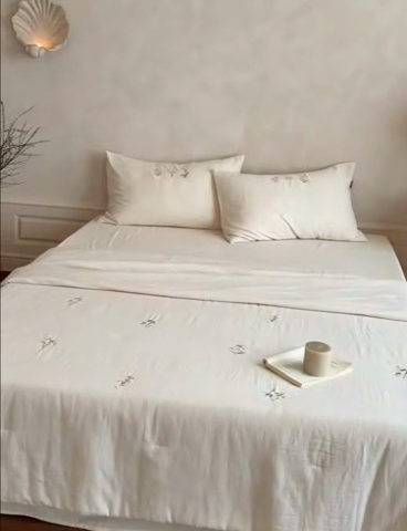 91家纺网 家纺一手货源 找家纺 鹿班家居 2025年夏季双层皱皱纱刺绣夏被系列—猫耳花园【标准会员-20元】 白色