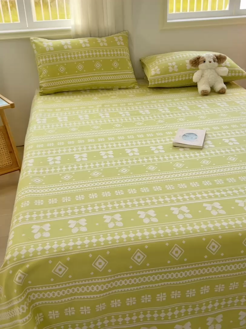 91家纺网 家纺一手货源 找家纺 爱彼家纺 2025新款热门卡通条纹原棉老粗布凉席床单 草莓格绿