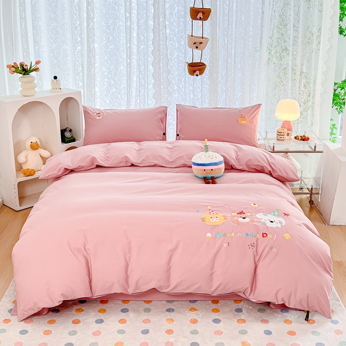 91家纺网 家纺一手货源 找家纺 曼町家居 2025春夏新款40支全棉纯棉水洗棉刺绣四件套 萌趣熊抱--慕斯粉