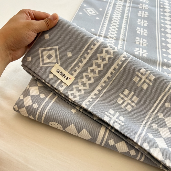 91家纺网 家纺一手货源 找家纺 爱彼家纺 2025新款热门卡通条纹原棉老粗布凉席床单 草莓格-灰