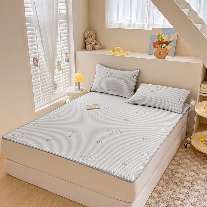 91家纺网 家纺一手货源 找家纺 雪鲨家纺  2025新款凉感冰豆豆凉席凉豆豆三件套冰丝提花软席PE 小熊灰