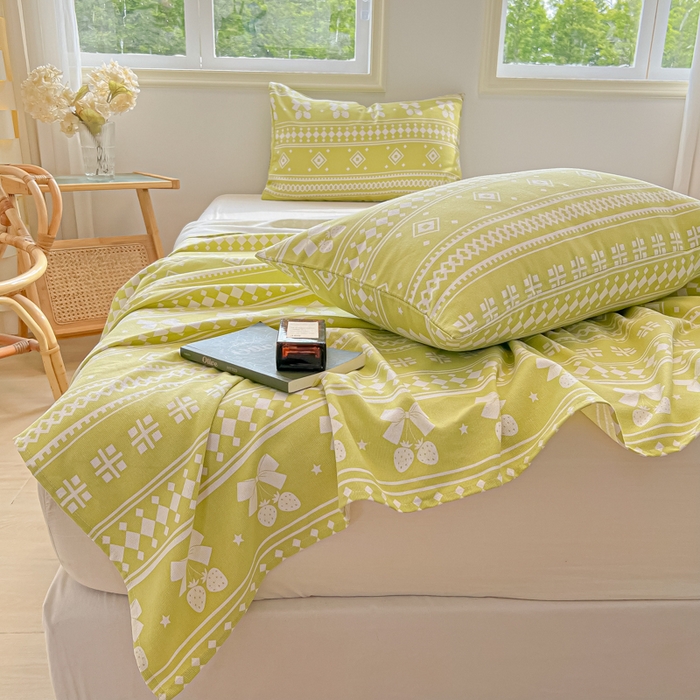 91家纺网 家纺一手货源 找家纺 爱彼家纺 2025新款热门卡通条纹原棉老粗布凉席床单 草莓格绿