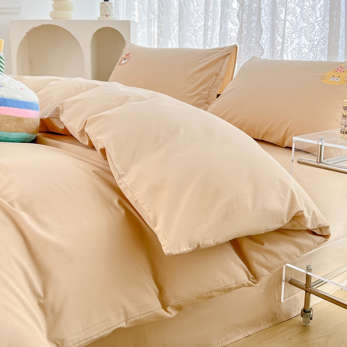 91家纺网 家纺一手货源 找家纺 曼町家居 2025春夏新款40支全棉纯棉水洗棉刺绣四件套 萌趣熊抱-浅纱色