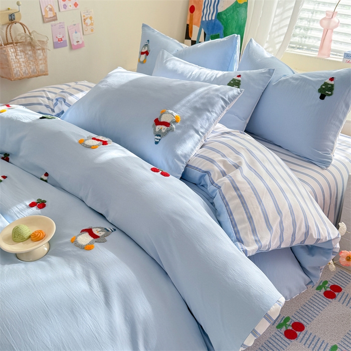 91家纺网 家纺一手货源 找家纺 多品 2025春夏新款水洗棉毛巾绣卡通系列被套单件-单被套 豆丁企鹅 蓝条