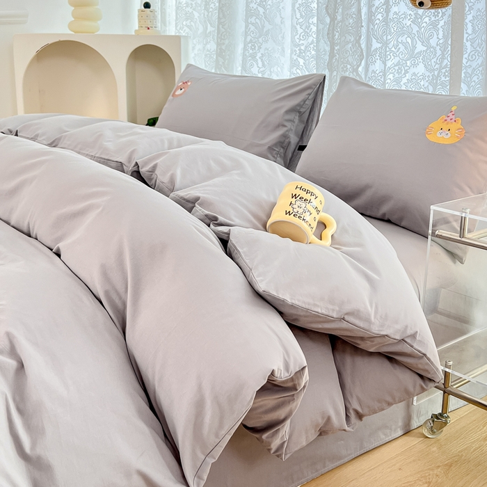 91家纺网 家纺一手货源 找家纺 曼町家居 2025春夏新款40支全棉纯棉水洗棉刺绣四件套 萌趣熊抱-薄雾灰