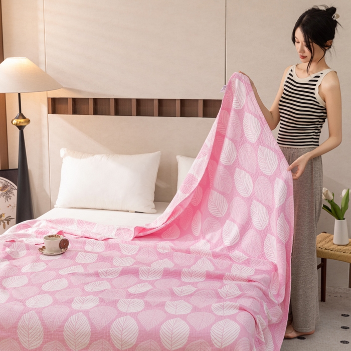 91家纺网 家纺一手货源 找家纺 乐家毛巾被 2025春夏新款三层棉全棉纯棉毛巾被 粉色树叶