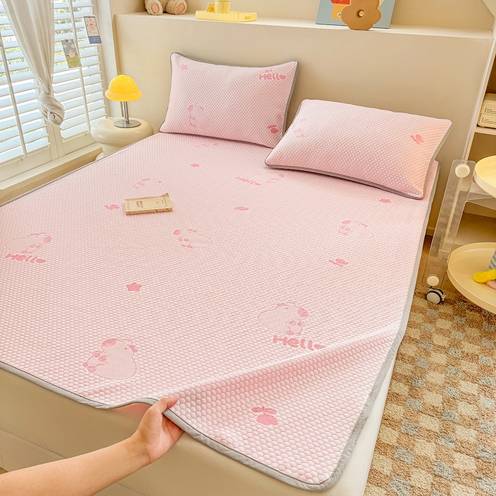 91家纺网 家纺一手货源 找家纺 雪鲨家纺  2025新款凉感冰豆豆凉席凉豆豆三件套冰丝提花软席PE 卡比巴拉粉