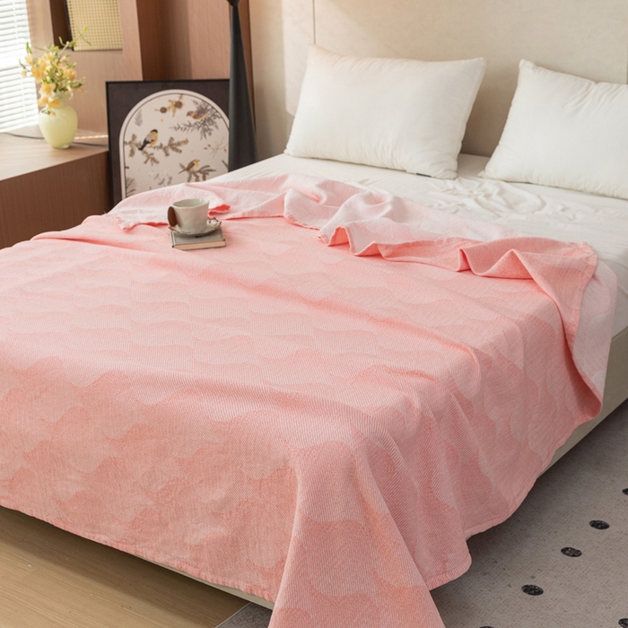 91家纺网 家纺一手货源 找家纺 乐家毛巾被 2025春夏新款三层棉全棉纯棉毛巾被 粉色波纹