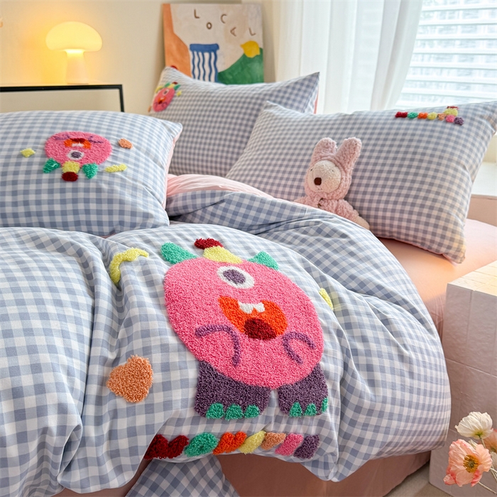 91家纺网 家纺一手货源 找家纺 多品 2025春夏新款水洗棉毛巾绣卡通系列四件套-系列二 格子怪兽