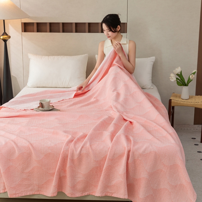 91家纺网 家纺一手货源 找家纺 乐家毛巾被 2025春夏新款三层棉全棉纯棉毛巾被 粉色波纹
