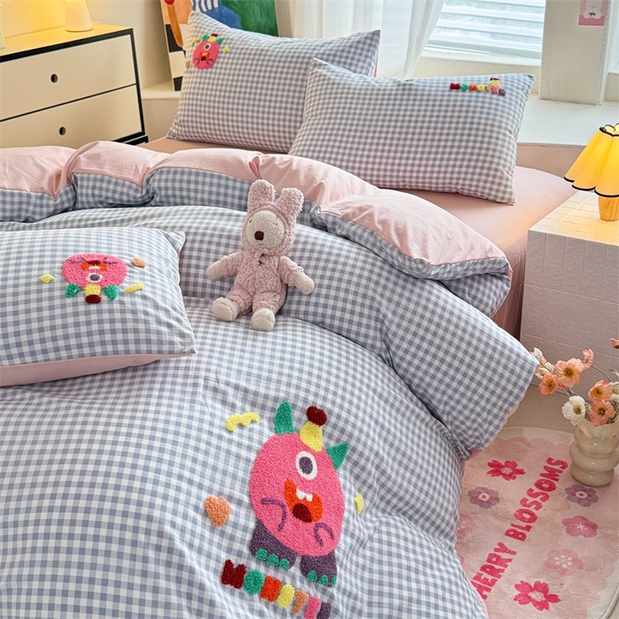 91家纺网 家纺一手货源 找家纺 多品 2025春夏新款水洗棉毛巾绣卡通系列四件套-系列二 格子怪兽