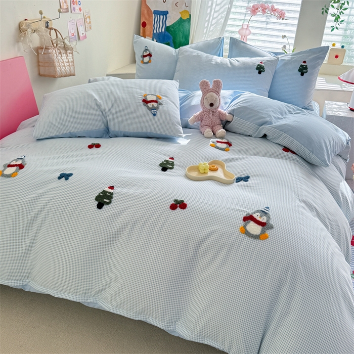 91家纺网 家纺一手货源 找家纺 多品 2025春夏新款水洗棉毛巾绣卡通系列被套单件-单被套 豆丁企鹅 小格