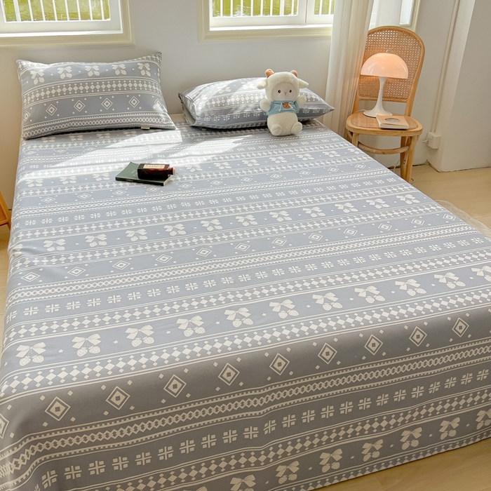 91家纺网 家纺一手货源 找家纺 爱彼家纺 2025新款热门卡通条纹原棉老粗布凉席床单 草莓格-灰